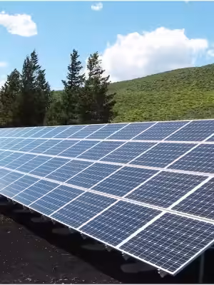 山間部に設置された太陽光発電設備