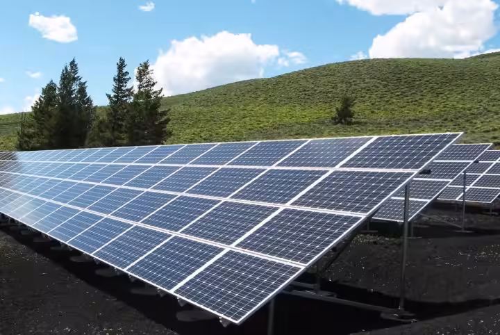 山間部に設置された太陽光発電設備