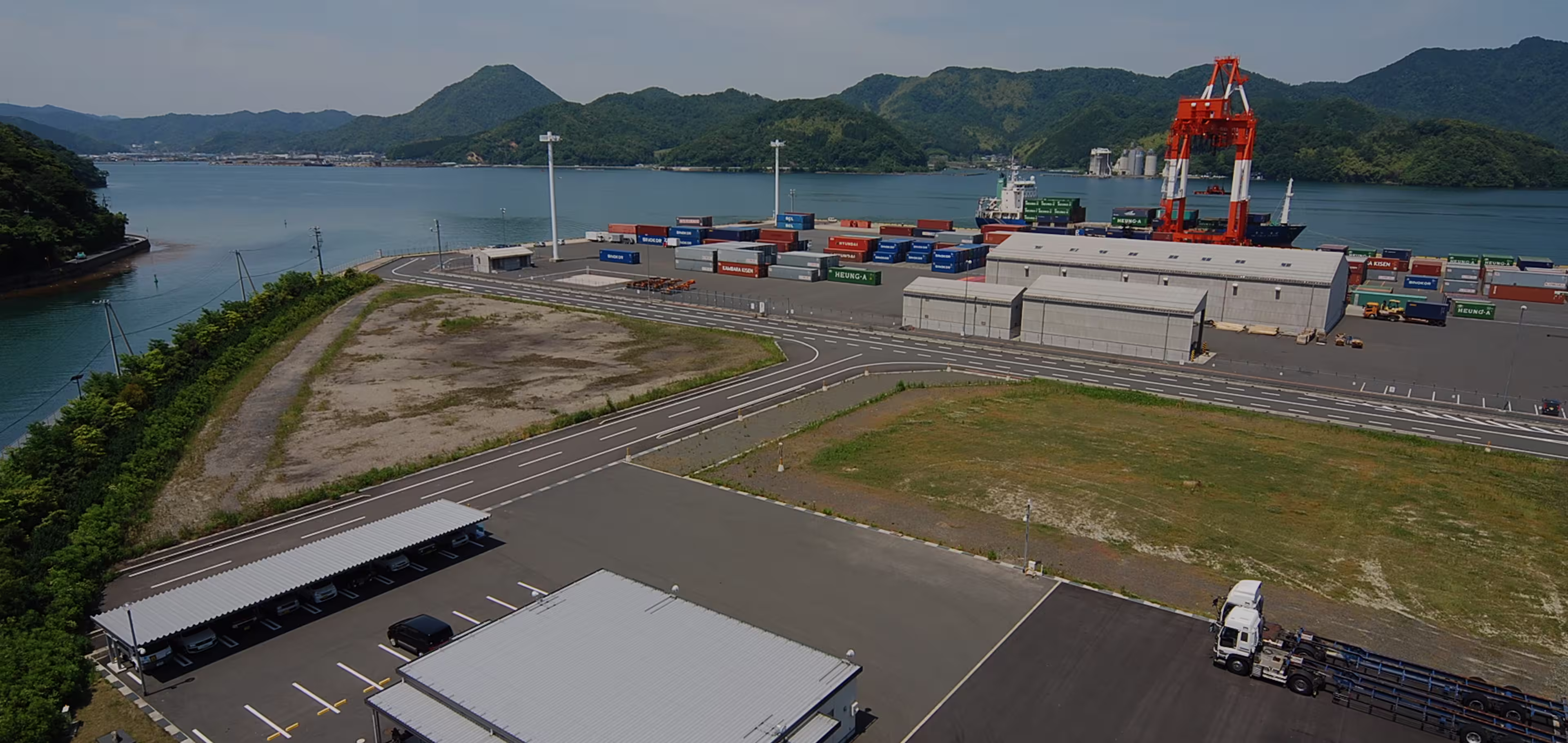 グローバルな海上輸送・港湾のコンテナターミナルに並ぶ貨物コンテナ