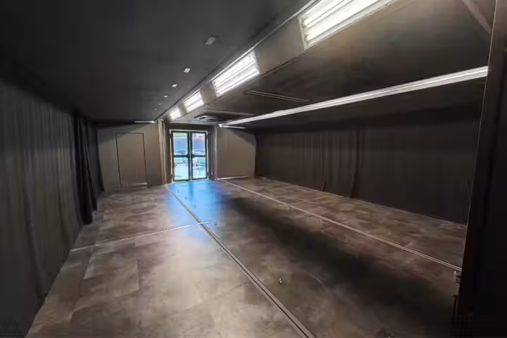 上映スペースとして利用できるシネマトラックの車内