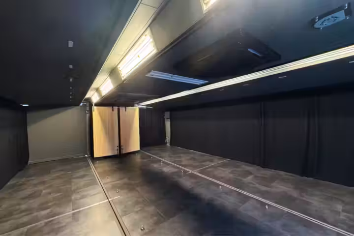 照明と上映設備を備えたシネマトラックの車内