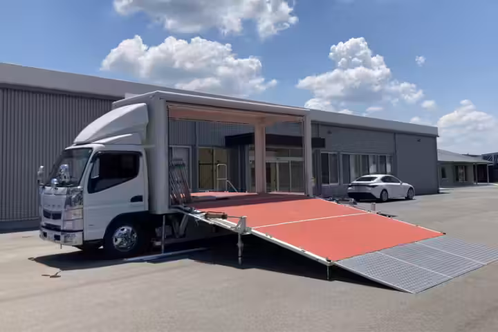 赤いステージを展開したイベント用ステージトラック