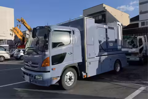 移動式EV充電器を搭載した車両の前方外観