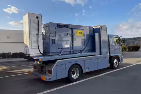 移動式EV充電器を搭載した車両の側面外観
