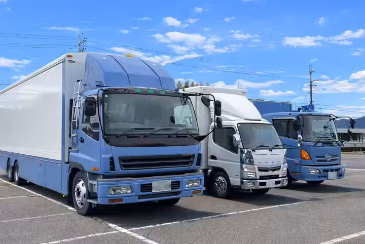 レンタル事業で取り扱う大型トラックやイベント車両が並ぶ様子