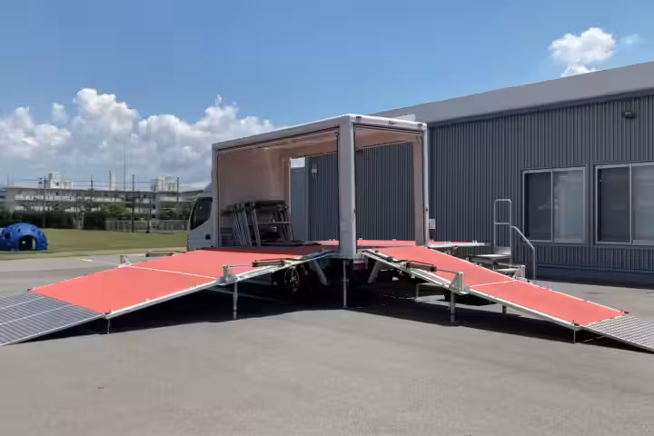 車体側面に1面のステージを展開した移動式ステージトラック