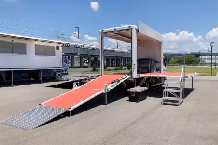 左右に2面のステージを展開した移動式ステージトラック