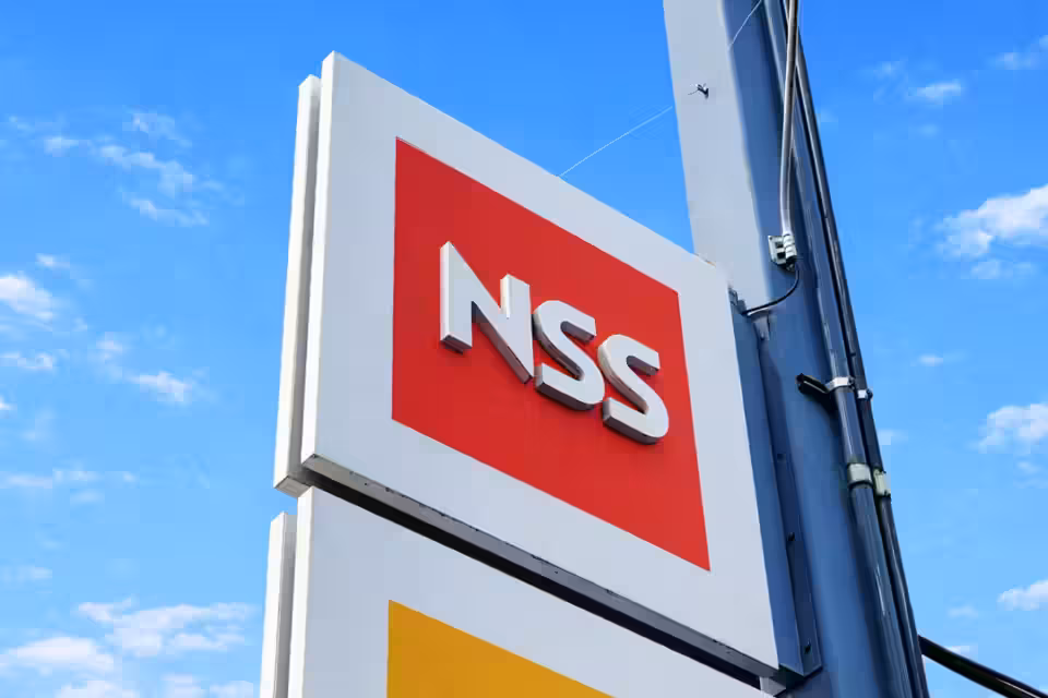 日本サルベージサービス本社のNSSロゴ看板