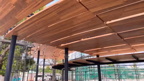 京都競馬場におけるCLT屋根建方施工｜日本サルベージサービス