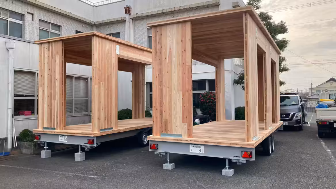 向野まちづくり協議会事務所におけるCLTトレーラーハウス建方施工｜日本サルベージサービス